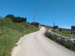Finca rústica a Santillana del Mar. Terreno rústico con servicios cerca.