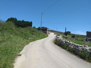 Finca rústica en Santillana del Mar. Parcela de terreno rústico bien comunicada y cerca de servicios