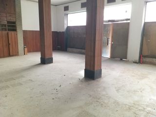Geschäftsraum in Inmobiliaria - Barreda. Amplio local con techos altos en torrelavega.