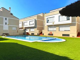 Casa a schiera en Moncfar Pueblo. Espectacular adosado con terraza, garaje y piscina en moncofa!