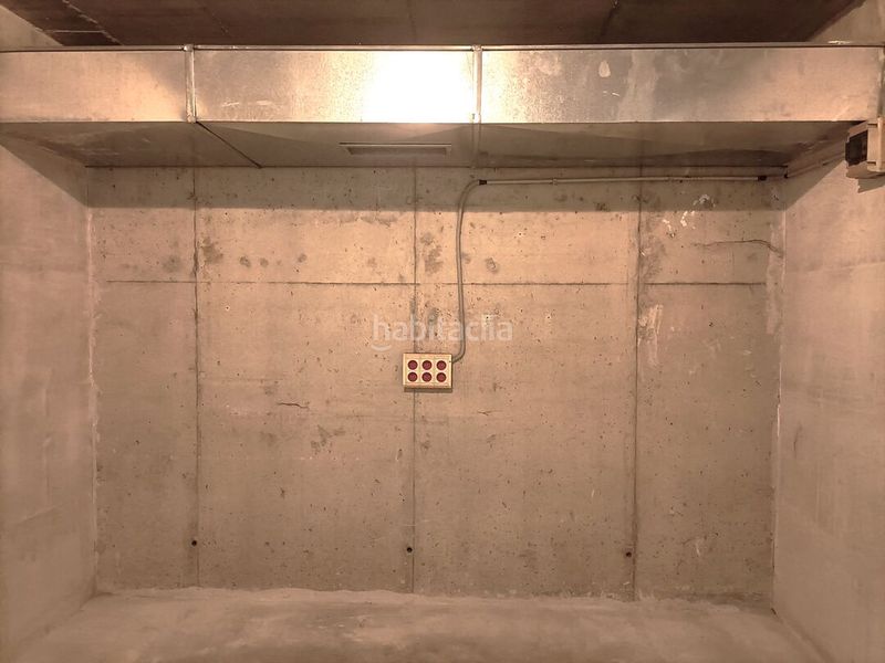 Foto fc64fa40-c3c0-40d5-8a04-9d9e3a7e5090. Aparcament cotxe a Entrambasaguas