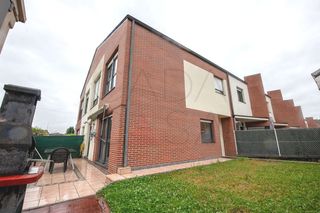 Casa adossada a Parbayón. Chalet adosado en parbayón luminosidad, jardín privado y dos pla