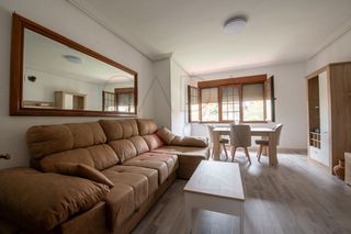 Casa  Calle ram�n y cajal. Se vende espectacular casa independiente con amplio jard�n y gar