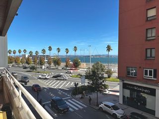 Etagenwohnung in Castilla - Hermida. Vivienda amplia de 4 dormitorios con terraza y balcón en la call