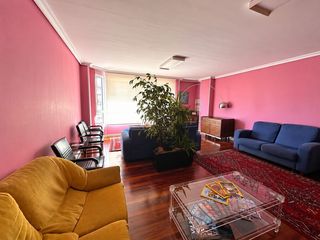 Appartamento in Castilla - Hermida. Vivienda amplia de 4 dormitorios con terraza y balcón en la call