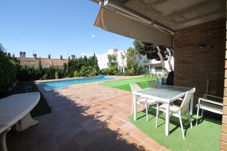 Chalet à El Pedró. Casa en el centro de palamos, con vistas a los lejos al mar (cos