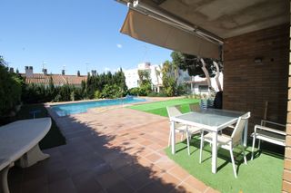 Chalet in El Pedró. Casa en el centro de palamos, con vistas a los lejos al mar (cos