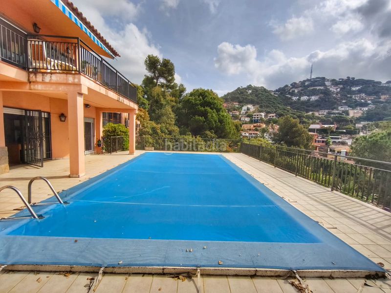 Foto 000c0085-c66c-40d6-926e-e7eda8c4940f. Xalet amb xemeneia calefacció aparcament piscina a Lloret de Mar
