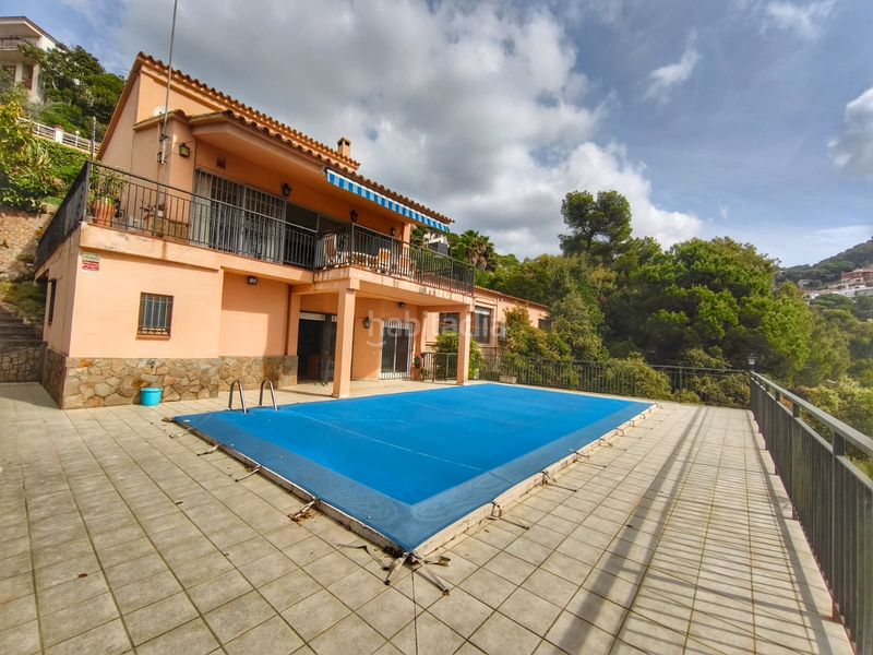 Foto 450de1c4-f340-40b7-b42d-08b3a78c2306. Xalet amb xemeneia calefacció aparcament piscina a Lloret de Mar