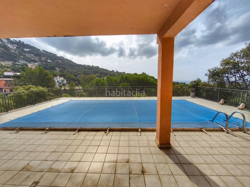 Foto e7540bb6-e1e6-474a-bfdf-fb64977c5100. Xalet amb xemeneia calefacció aparcament piscina a Lloret de Mar