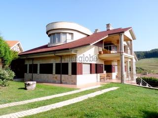 Casa a Verdicio-Bañugues-Cabo Peña. Espectacular chalet a escasos a 50 m. de playa, con piscina