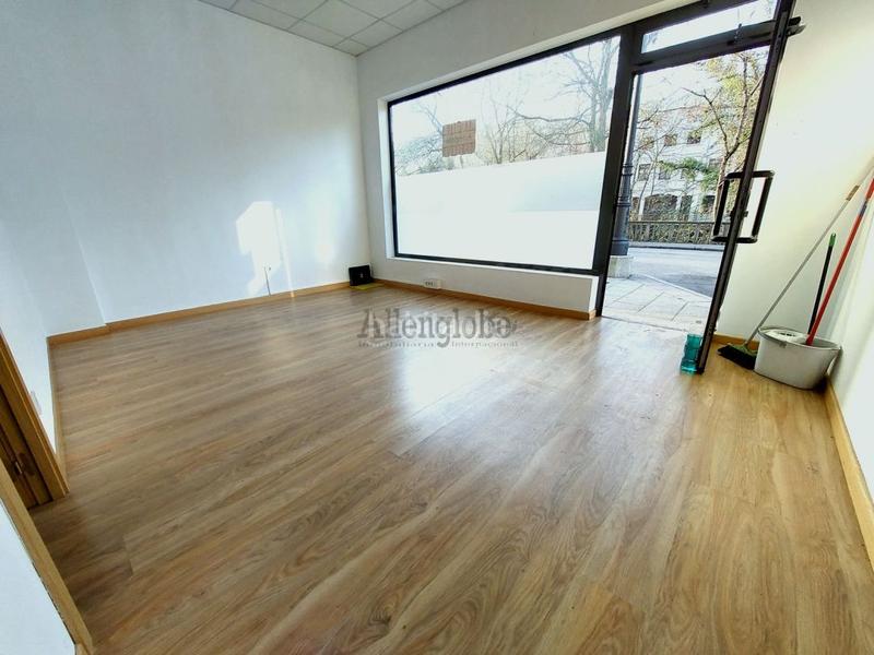 Foto d365ea4b-82f6-4e00-a4f4-839a5ef3e619. Location local commercial dans San Claudio - Trubia - Las Caldas Oviedo