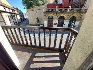 Rent Flat in El Postigo. Estudiantes mir 202728 tres dormitorios. lado casco histórico ov
