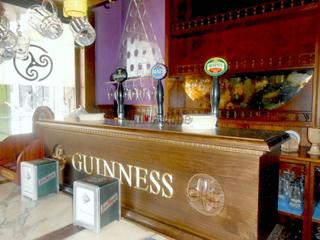 Traspaso Local Comercial  Calle azcárraga. Bar totalmente montado con pequeña terracita, y decorado en plan