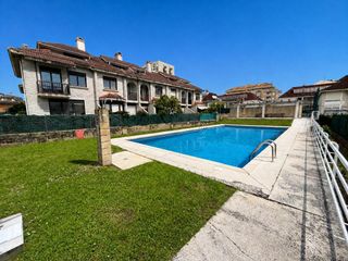 Casa adossada a El Puntal. Adosado con jardin, terraza y garaje en laredo. a 100 metros de