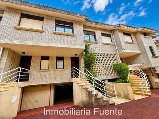 Reihenhaus in El Puntal. Adosado con jardin, terraza y garaje en laredo. a 100 metros de