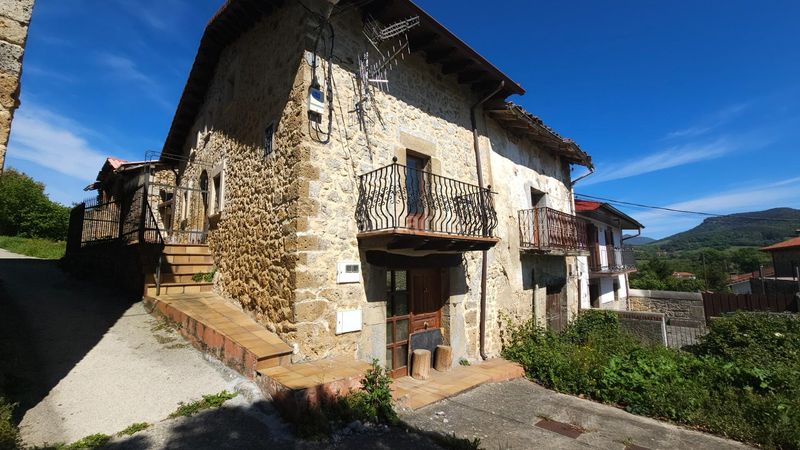 Foto 53e08195-b690-4d1e-b914-8de46d90d55d. Casa adossada a Valle de Mena