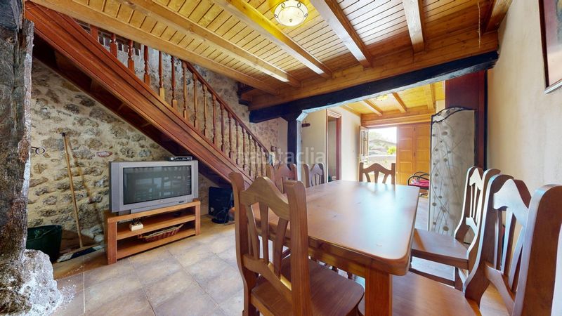 Foto f19f27b4-58b9-41d6-990d-a606966baeb0. Casa adossada a Valle de Mena