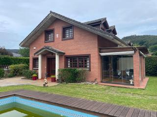 Casa adossada  Barrio el puente urb la calera. Adosado en guriezo con piscina propia y jardín