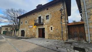 Casa  Calle c. torre. Casa de piedra con jardín en el casco histórico de villasana