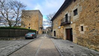 House  Calle c. torre. Casa de piedra en el casco histórico de villasana