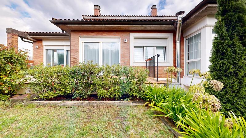 Foto a825d014-2857-48c4-9d60-3c5c2d05fcfd. Casa adossada amb calefacció aparcament a San Miguel Basauri