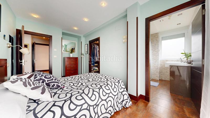 Foto baab1444-1f56-4165-af81-7e07a775b7d2. Casa adossada amb calefacció aparcament a San Miguel Basauri