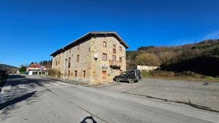 Casa a schiera  Calle madalen auzoa. Edificio con bar y dos viviendas