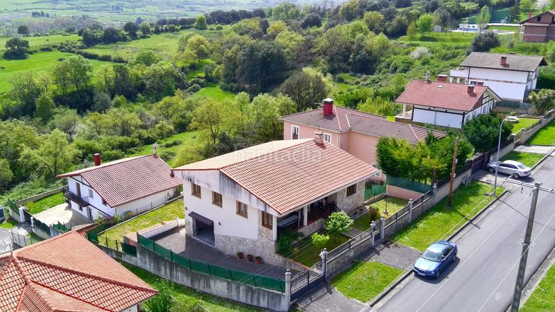 Foto a6f0dd00-5d31-42b2-b1e5-274c9d776198. Casa amb aparcament piscina a Valle de Mena