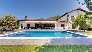House  Calle av. alisas. Villa con piscina
