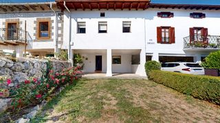 Casa a schiera  Calle cam. quintanilla. Casa con gran jardín en siones