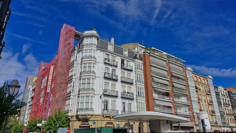 Foto c01b0e39-7623-412c-8c36-d97d9f2ed1d8. Miete etagenwohnung mit heizung in Ensanche - Moyua - Diputación Bilbao