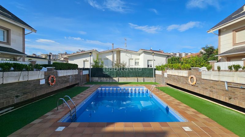 Foto 3c4e4b19-e635-432d-b06e-b7428011c89f. Casa adossada amb calefacció aparcament piscina a Laredo