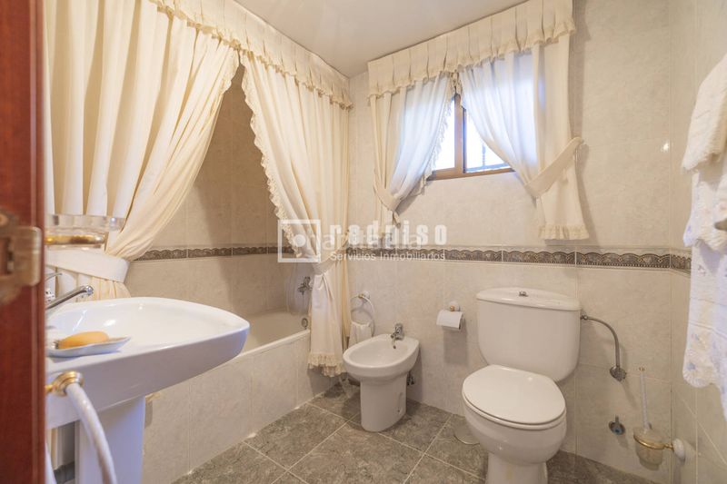 Foto ce3c0ff1-f3a7-4d0f-b4fc-66c04b198424. Chalet  independiente en Villa del Prado