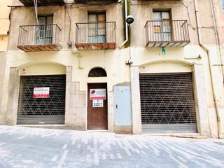 Alquiler Local Comercial en Plaça patates 4. Local comercial para adecuar situado en el centro de figueres