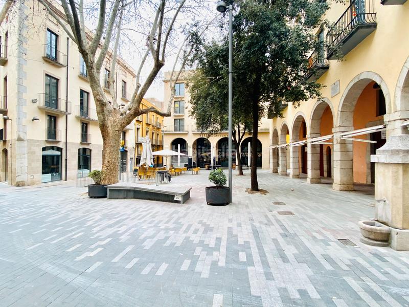 Foto fa63cc46-7042-4edd-8d0c-ad7a41ba7721. Lloguer local comercial a plaça de les patates 4 a Figueres