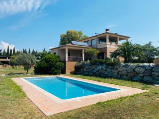 Chalet  Carrer garrig�s. Propiedad de 25.000 m� en venta en palau de santa eul�lia, una d