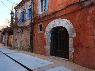 Masia a Ullà. Casa de pueblo dividida en dos viviendas independientes con jard