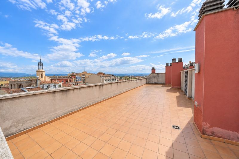 Foto 5f901daf-d706-4e6d-9606-ae93992dd3b8. Penthouse with heating parking in Centre Figueres