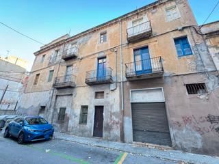 Building in Carrer Olot