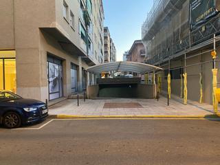 Aparcament cotxe a Eixample Sud-Migdia. Plaça de parking gran a lluis pericot