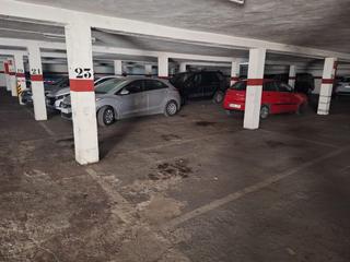 Aparcament cotxe a Centre. Plaça de parking gran al costat de plaça 11 setembre