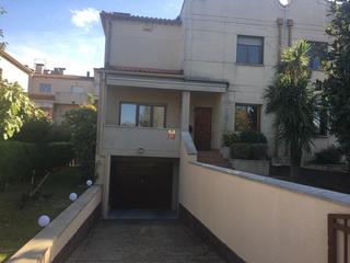Casa aparellada a Palau. Casa adosada  esquinera de 234 m en palau con jardin