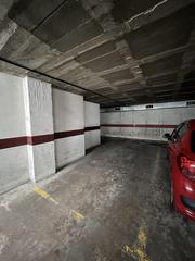 Aparcament cotxe a La Devesa. Parking de cotxe mitjà gran zona de lescola didiomes