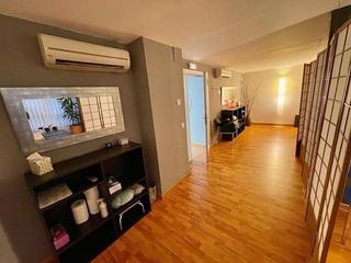 Lloguer Local Comercial a Eixample Nord. Entresol comercial de 192 m2 prop de lestaciò de tren
