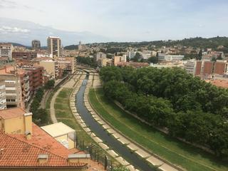 Lloguer Àtic a Eixample Nord. Àtic de 117 m de temporada al costat de medicina.