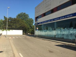 Alquiler Local Comercial en Barri dels Escriptors. Naus industrials al costat de lespai gironés