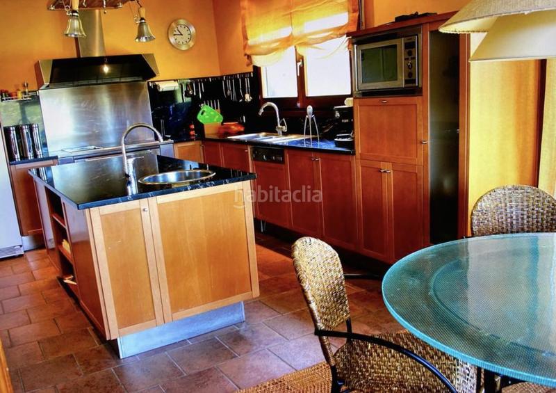 Foto ad83f03c-2536-4f2a-9300-b71cc5060d0e. Chalet casa dalt standing de 450m2 en terreny 40.000m2 en Bescanó