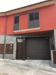 Affitto Casa bifamiliare in Carme - Vistalegre. Casa adosada amb jardi al barri vell de girona