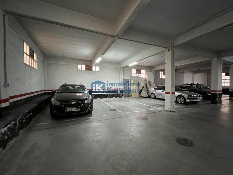 Foto d0ed4506-bd0a-43f6-bdae-b19d7546ca3a. Parking coche en Centro-Ariz-Uribarri Basauri